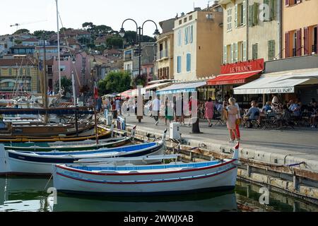 Cassis, Provence, France - 21 juin 2021 : belle ville de pêcheurs historique avec restaurants et plages, destination de vacances d'été populaire Banque D'Images