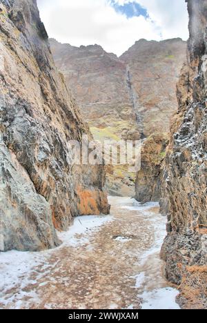 Yolyn am - gorge dans les montagnes Gurvan Saikhan du sud de la Mongolie. Banque D'Images