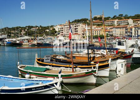 Cassis, Provence, France - 21 juin 2021 : Port de pêche historique, destination touristique estivale populaire sur la Côte d'Azur Banque D'Images