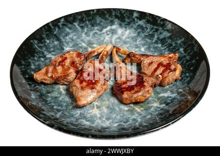 Côtelettes d'agneau fraîchement grillées isolées sur fond blanc. Tranches de côtelettes d'agneau cuites sur fond de bois. photo de haute qualité Banque D'Images