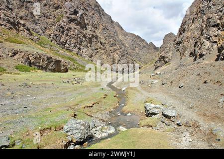 Yolyn am - gorge dans les montagnes Gurvan Saikhan du sud de la Mongolie. Banque D'Images