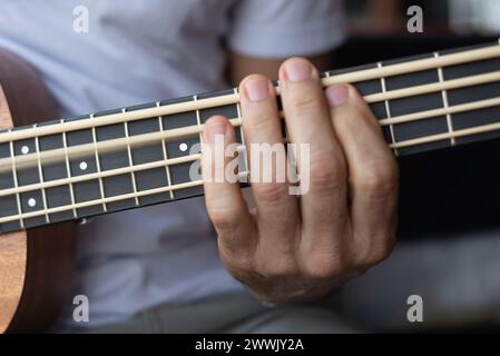 Détail d'une main jouant une contrebasse avec des cordes spéciales. Musicien professionnel. Banque D'Images