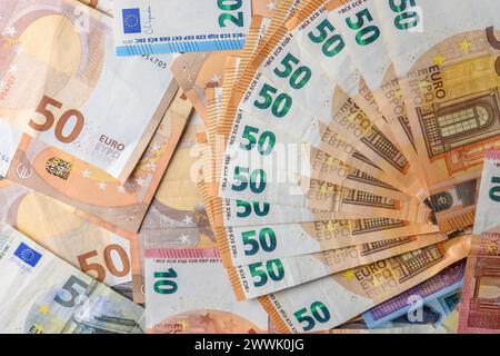 Billets de 50 euros ventilés sur un fond de billets de papier 5 Banque D'Images