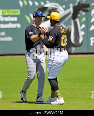 Bradenton, États-Unis. 24 mars 2024. Josh VanMeter (G) des New York Yankees accueille le troisième joueur de base des Pittsburgh Pirates, Ke'Bryan Hayes (13), avant un match d'entraînement de pré-saison au Lecom Park à Bradenton, Floride, le dimanche 24 mars 2024. Photo de Steve Nesius/UPI. Crédit : UPI/Alamy Live News Banque D'Images