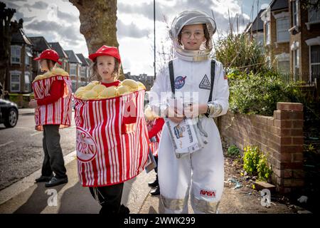 Londres, Royaume-Uni. 24 mars 2024. Les Juifs haredi britanniques du nord de Londres se rassemblent en tenue de fantaisie pour célébrer la fête religieuse annuelle de Pourim. Crédit : Guy Corbishley/Alamy Live News Banque D'Images