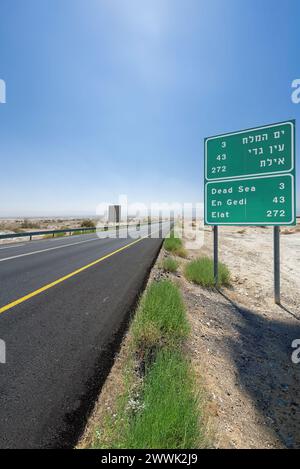 Un panneau routier sur l'autoroute 90 en direction de la mer Morte en Israël Banque D'Images