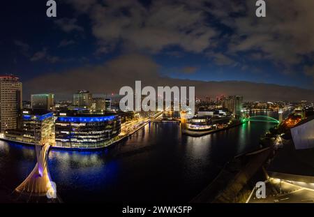 MediaCityUK à l'aube est un projet immobilier à usage mixte de 200 acres sur les rives du Manchester Ship canal à Salford, Greater Manchester, Angleterre Banque D'Images