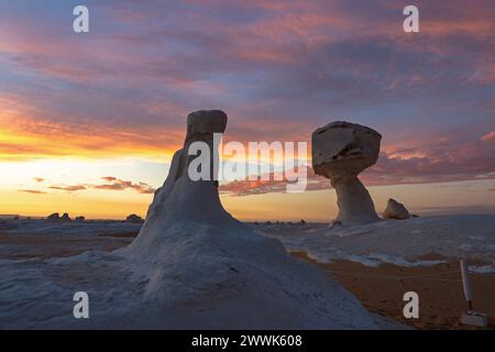 Deux formations rocheuses de calcaire s'élèvent sous un ciel de coucher de soleil flamboyant, Égypte Banque D'Images