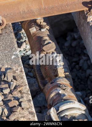 Conduite endommagée par un bourrage de ballast sous des traverses qui pourrait avoir contribué au trou d'évier qui a causé l'accident de train à Grange Over Sands Banque D'Images