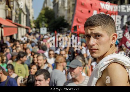 Buenos Aires, Argentine - 24 mars 2024 : jeune homme à une marche de protestation à Buenos Aires. Banque D'Images