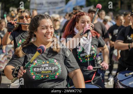 Buenos Aires, Argentine - 24 mars 2024 : femmes percussionnistes dans la marche du 24 mars à Buenos Aires. Banque D'Images