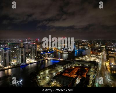 MediaCityUK à l'aube est un projet immobilier à usage mixte de 200 acres sur les rives du Manchester Ship canal à Salford, Greater Manchester, Angleterre Banque D'Images