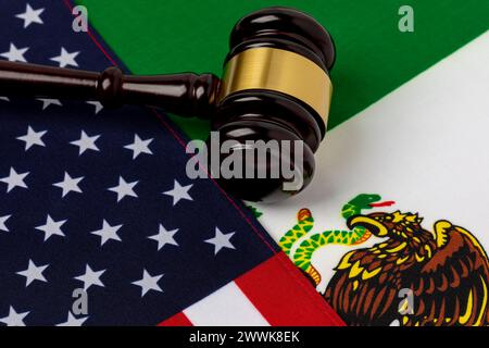 Drapeaux des États-Unis et du Mexique avec marteau. Sécurité aux frontières, réforme de l'immigration et droit d'asile. Banque D'Images