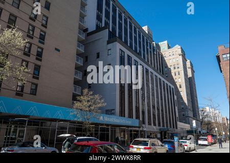 New York, États-Unis. 24 mars 2024. NEW YORK, NEW YORK - 24 MARS : une vue de la partie Charles H. and Hannah Silver Building du campus de Mount Sinai Beth Israel Hospital vue lors d'un rassemblement appelant à garder l'hôpital Mount Sinai Beth Israel ouvert alors que la fermeture prévue en juillet du campus de 16 Street approche le 24 mars 2024 à New York. Crédit : Ron Adar/Alamy Live News Banque D'Images