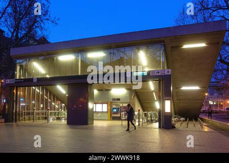 L'entrée de la station de métro Rakoczi ter sur la ligne 4 à Budapest Banque D'Images