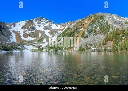 lac louise en dessous de la moyenne montagne dans les montagnes de racines de tabac près de mammoth, montana Banque D'Images