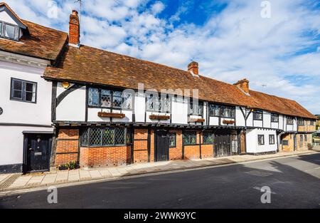 Une rangée de maisons à colombages d'époque historique et de chalets, y compris « Old Timbers » dans Friday Street à Henley-on-Thames, une ville du sud de l'Oxfordshire Banque D'Images