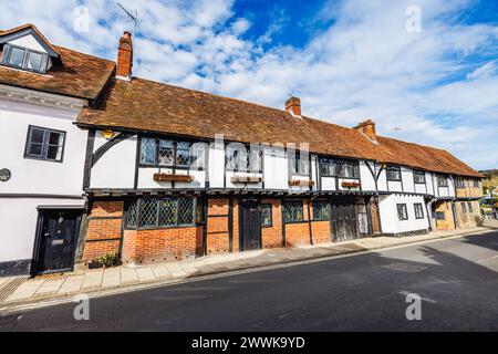 Une rangée de maisons à colombages d'époque historique et de chalets, y compris « Old Timbers » dans Friday Street à Henley-on-Thames, une ville du sud de l'Oxfordshire Banque D'Images