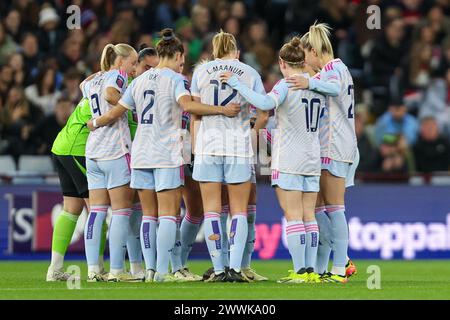 Birmingham, Royaume-Uni. 24 mars 2024. L'équipe d'Arsenal se caucasse avant le coup d'envoi lors du match de Super League féminine de FA entre Aston Villa Women et Arsenal Women à Villa Park, Birmingham, Angleterre, le 24 mars 2024. Photo de Stuart Leggett. Utilisation éditoriale uniquement, licence requise pour une utilisation commerciale. Aucune utilisation dans les Paris, les jeux ou les publications d'un club/ligue/joueur. Crédit : UK Sports pics Ltd/Alamy Live News Banque D'Images