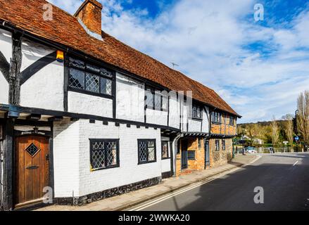 Maisons et bâtiments à colombages de la période historique, y compris 'Friday Cottage' dans Friday Street à Henley-on-Thames, une ville du sud de l'Oxfordshire Banque D'Images