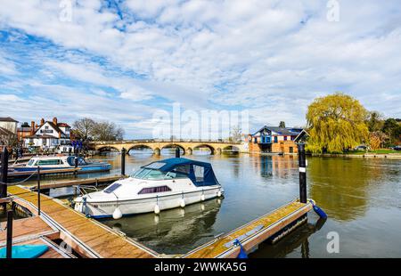 Vue sur le front de mer et le pont Henley classé Grade I sur la Tamise à Henley-on-Thames, une ville du sud de l'Oxfordshire Banque D'Images