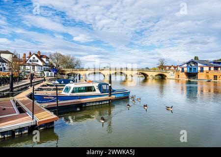 Vue sur le front de mer et le pont Henley classé Grade I sur la Tamise à Henley-on-Thames, une ville du sud de l'Oxfordshire Banque D'Images