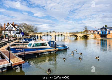 Vue sur le front de mer et le pont Henley classé Grade I sur la Tamise à Henley-on-Thames, une ville du sud de l'Oxfordshire Banque D'Images