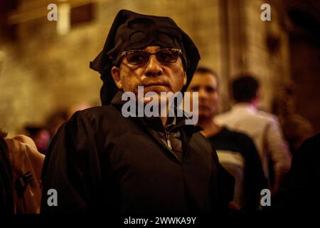 Barcelone, Espagne. 24 mars 2024. Un pénitent cagoulé de la confrérie «Congregacion del Santisimo Cristo de la Buena Muerte» après la procession du dimanche des Rameaux crédit : Matthias Oesterle/Alamy Live News Banque D'Images