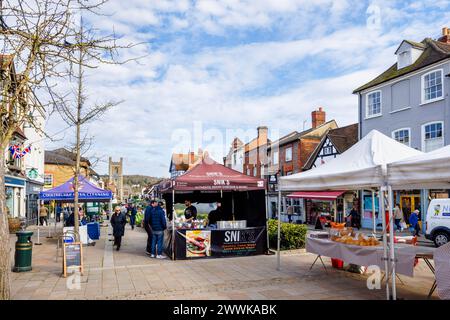 Cuisine de rue indienne et samosas à emporter et stands de marché en plein air à Market Square, Henley-on-Thames, une ville du sud de l'Oxfordshire Banque D'Images