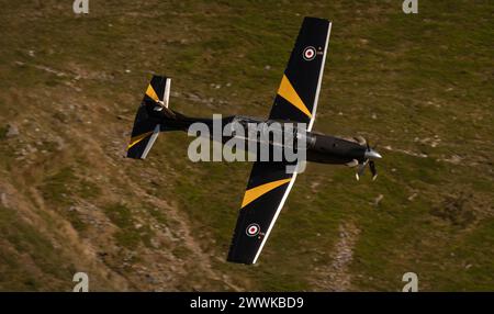 Un Beechcraft Texan T1 MK1 Low de la Royal Air Force volant au pays de Galles. Banque D'Images