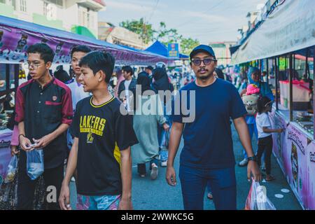 Balikpapan, Indonésie - 22 mars 2024. Ce bazar du Ramadan ou marché du Ramadan a lieu annuellement. Banque D'Images