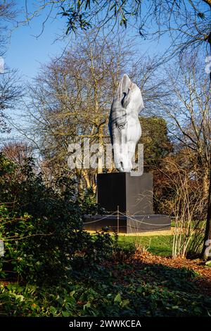 Grande sculpture métallique « en eau plate » de la tête d'un cheval par Nic Fiddian-Green au sommet de Battleston Hill au RHS Garden Wisley en hiver Banque D'Images