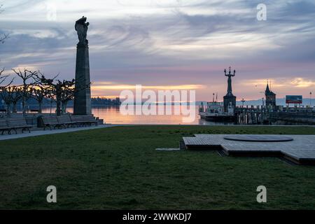 Beschreibung : Blick BEI Morgendämmerung über die Hafeneinfahrt auf den See mit Imperia Statue und Grafen Zeppelin Statue im Vordergrund. Konstanz, Bod Banque D'Images