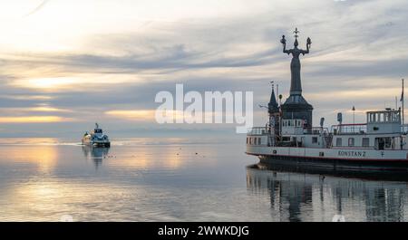 Beschreibung : die Katamaran-Fähre erreicht die Hafeneinfahrt von Konstanz mit der Imperia-Statue und den schneebedeckten Alpen am Horizont BEI Sonnena Banque D'Images