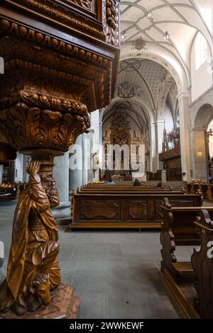 Description : une figure de sculpture sur bois de l'ancêtre Abraham avec le bélier porte la chaise de sermon sur sa tête dans le minster. Münster Unserer Lieben F. Banque D'Images