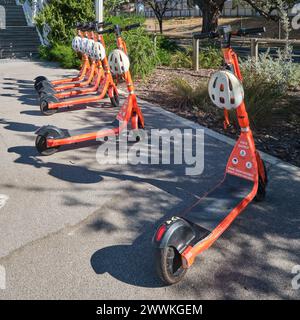 Location de scooters électriques Neuron Moblity dans le cadre du programme de partage de scooters électriques de la ville de Perth, East Perth, Australie occidentale. Banque D'Images