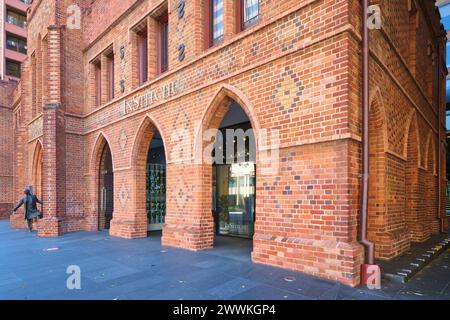 Le bâtiment historique Cloisters, construit de 1856 à 1860, comprend le magasin de tailleur InStitchu à St Georges Terrace, Perth, Australie occidentale. Banque D'Images