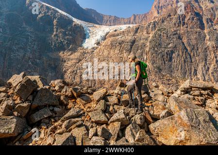 Des vues incroyables sur la nature au glacier Edith Cavell dans le parc national Jasper Banff dans les Rocheuses canadiennes avec une femme qui fait de la randonnée en vue. Banque D'Images