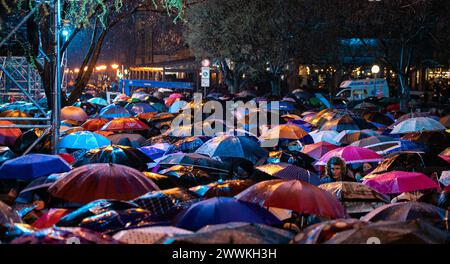 Prokuplje, Serbie. 24 mars 2024. Des personnes assistent à une manifestation commémorative marquant le 25e anniversaire du bombardement de l'OTAN en Yougoslavie, à Prokuplje, en Serbie, le 24 mars 2024. La Serbie ne cédera jamais sa province du Kosovo-Metohija ni ne rejoindra l’alliance de l’OTAN, a déclaré dimanche le président serbe Aleksandar Vucic lors d’un événement commémoratif marquant le 25e anniversaire des bombardements de l’OTAN sur la Yougoslavie. Crédit : Wang Wei/Xinhua/Alamy Live News Banque D'Images