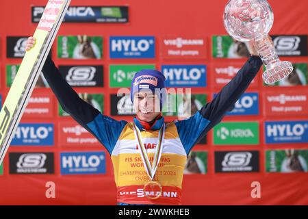 Planica. 24 mars 2024. Stefan Kraft d'Autriche célèbre lors de la cérémonie de remise des prix masculins de la Coupe du monde de saut à ski FIS saison 2023/24 à Planica Slovénie, le 24 mars 2024. Crédit : Zeljko Stevanic/Xinhua/Alamy Live News Banque D'Images