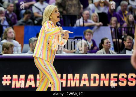 Baton Rouge, LOUISIANE, États-Unis. 24 mars 2024. L'entraîneur-chef de la LSU Kim Mulkey appelle à jouer lors du deuxième tour du tournoi féminin de folie de mars de la NCAA entre les Blue Raiders du Middle Tennessee et les Tigers de la LSU au Pete Maravich Assembly Center à Baton Rouge, EN LOUISIANE. Jonathan Mailhes/CSM/Alamy Live News Banque D'Images