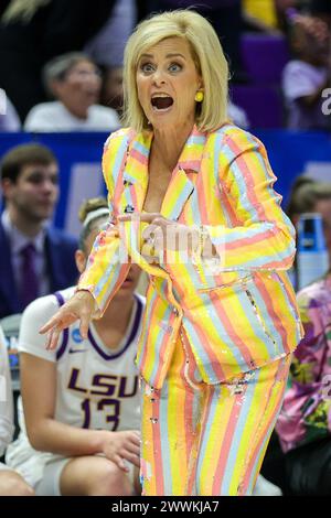 Baton Rouge, LOUISIANE, États-Unis. 24 mars 2024. L'entraîneur-chef de la LSU Kim Mulkey appelle à jouer lors du deuxième tour du tournoi féminin de folie de mars de la NCAA entre les Blue Raiders du Middle Tennessee et les Tigers de la LSU au Pete Maravich Assembly Center à Baton Rouge, EN LOUISIANE. Jonathan Mailhes/CSM/Alamy Live News Banque D'Images