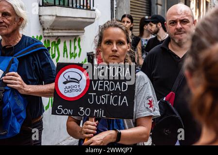 Buenos Aires, Buenos Aires, Argentine. 1er janvier 2014. 24 mars 2024 - Buenos Aires, Argentine - .Une femme porte un signe qui lit ''juge et punition'' sur le dessin d'une casquette militaire en référence claire à la junte militaire qui a gouverné pendant le processus militaire avec les mots ''mémoire, vérité et Justice. C'est 30 mille.» À l’occasion du 46e anniversaire du coup d’État militaire de 1976, l’Argentine s’arrête pour se souvenir et réfléchir à l’un des chapitres les plus sombres de son histoire, en honorant les disparus et en réaffirmant son attachement à la vérité, à la justice et à la mémoire. (Crédit image : © Maximiliano Ramos/Z Banque D'Images