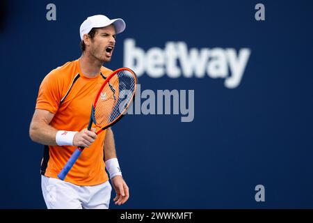 MIAMI GARDENS, FLORIDE - 24 MARS : Andy Murray, de Grande-Bretagne, réagit lors de son match contre Tomas Machac, de République tchèque, le jour 9 de l'Open de Miami au Hard Rock Stadium le 24 mars 2024 à Miami Gardens, Floride. (Photo de Mauricio Paiz) crédit : Mauricio Paiz/Alamy Live News Banque D'Images