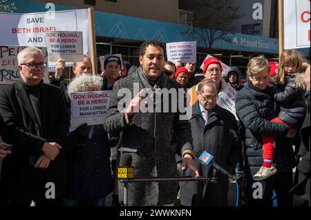 New York, États-Unis. 24 mars 2024. Christopher Marte, membre du conseil municipal de New York, prend la parole lors d'un rassemblement appelant à garder l'hôpital Mount Sinai Beth Israel ouvert alors que la fermeture prévue en juillet du campus de 16 Street approche. Crédit : SOPA images Limited/Alamy Live News Banque D'Images