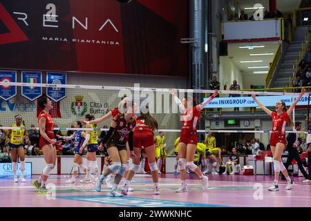 Busto Arsizio, Italie. 24 mars 2024. UYBA Unet E-Work Busto Arsizio les joueurs célèbrent pendant volley Serie Un match féminin 2023/24 entre UYBA E-Work volley Busto Arsizio et Prosecco Doc Imoco Conegliano à E-Work Arena. Crédit : SOPA images Limited/Alamy Live News Banque D'Images