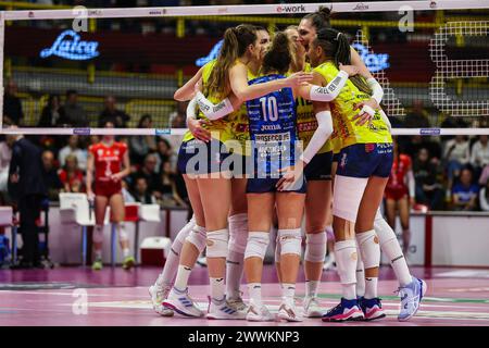 Busto Arsizio, Italie. 24 mars 2024. Les joueuses de Prosecco Doc Imoco Conegliano célèbrent pendant volley Serie Un match féminin 2023/24 entre UYBA E-Work volley Busto Arsizio et Prosecco Doc Imoco Conegliano à E-Work Arena. Crédit : SOPA images Limited/Alamy Live News Banque D'Images