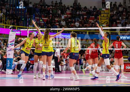 Busto Arsizio, Italie. 24 mars 2024. Les joueuses de Prosecco Doc Imoco Conegliano célèbrent pendant volley Serie Un match féminin 2023/24 entre UYBA E-Work volley Busto Arsizio et Prosecco Doc Imoco Conegliano à E-Work Arena. Crédit : SOPA images Limited/Alamy Live News Banque D'Images