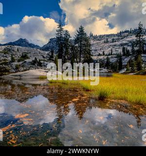 Lac Boulder Creek, Trinity Alps Wilderness, forêt nationale de Shasta-Trinity, Californie copie Banque D'Images