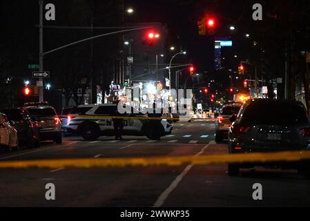 Manhattan, New York, États-Unis. 24 mars 2024. La police enquête sur une fusillade mortelle, dimanche soir à Manhattan, New York, qui a fait deux morts. Deux personnes décédées après une fusillade à Manhattan, New York, États-Unis, le 24 mars 2024. Dimanche 24 mars 2024, crédit : SOPA images Limited/Alamy Live News Banque D'Images